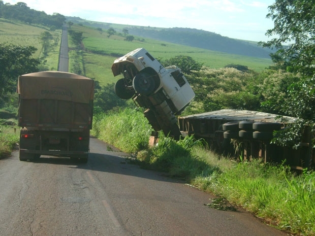 Caminho carregava cerca de 20 toneladas de bagao de cana-de-acar