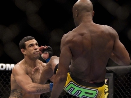 Vitor Belfort no resistiu ao chute no queixo, logo no primeiro round