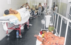 No cho e no corredor do Pronto-Socorro de Cuiab, em instalaes precrias, pacientes aguardam atendimento ou melhor ac