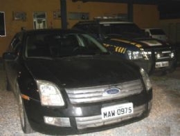 Carro Fusion roubado  encontrado com jovens