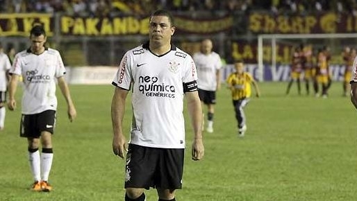 Jogadores do Corinthians deixam gramado aps derrota para o Tolima