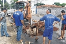 Enquanto falta gua nas torneiras de muitas casas, ela escorre por ruas devido aos problemas no sistema