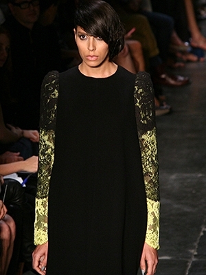 Lea T no desfile de Alexandre Herchcovitch.