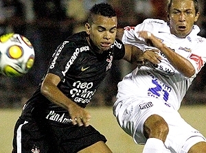 Dentinho (esq.) comemora gol contra o Noroeste 