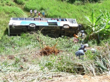 Uma pessoa morreu aps nibus despencar de reibanceira em Minas