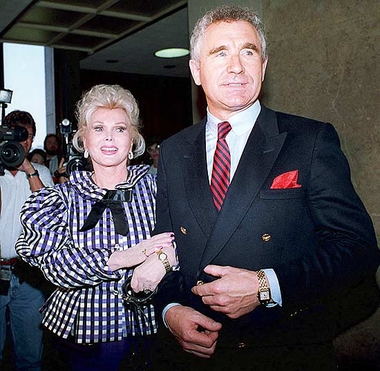 A atriz Zsa Zsa Gabor, que teve sua perna amputada nesta sexta, com o marido, Frederic von Anhalt