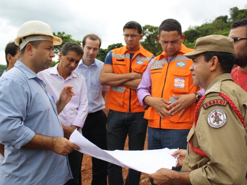 O engenheiro da empresa explica as autoridades o projeto da obra e esclarece dvidas da Defesa Civil.