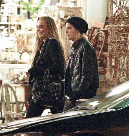 Lindsay Lohan e Samantha Ronson caminham em direo a restaurante em Venice Beach  