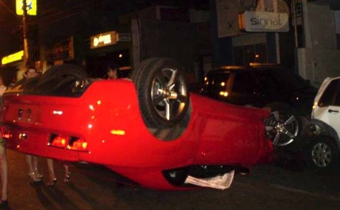 Camaro capotado na Avenida Getlio Vargas: risco de tragdia