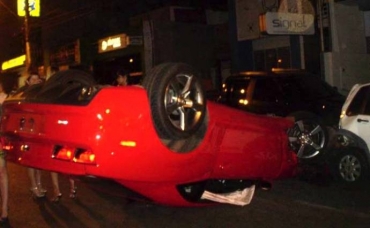 Camaro capotado na Avenida Getlio Vargas: risco de tragdia 