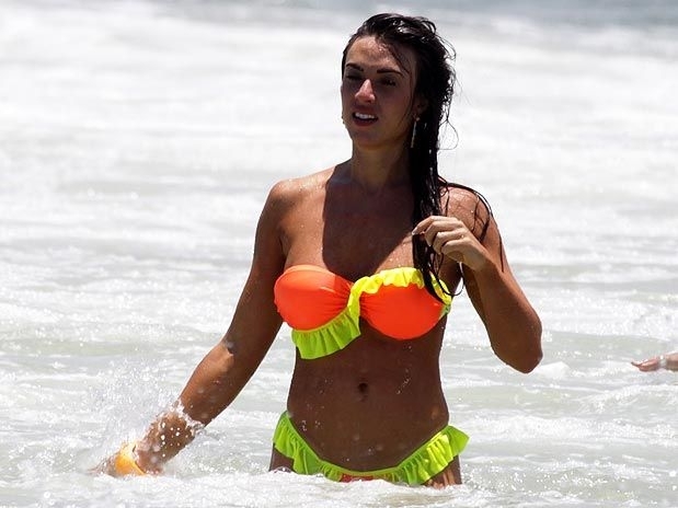 Nicole Bahls se refresca no mar da praia do Pep