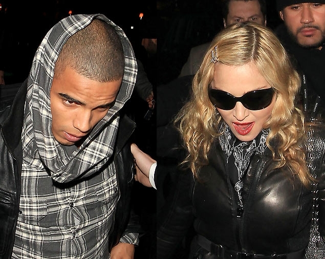 Madonna (dir.) e Brahim Zaibat (esq.), apontado como seu novo namorado, na chegada  casa noturna Aura, em Londres