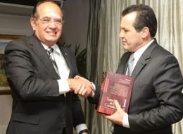 Ministro Gilmar Mendes presenteia governador Silval Barbosa (PMDB) com livros de sua autoria