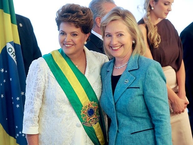 A secretria de Estado americana, Hillary Clinton (dir.), reforou o convite a Dilma