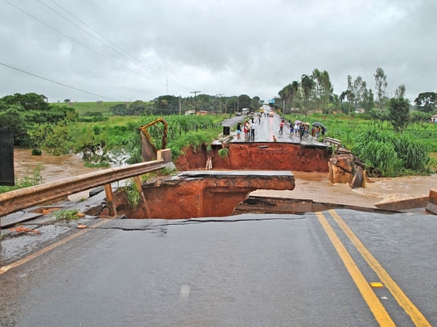 Ponte desaba em rodovia de Gois