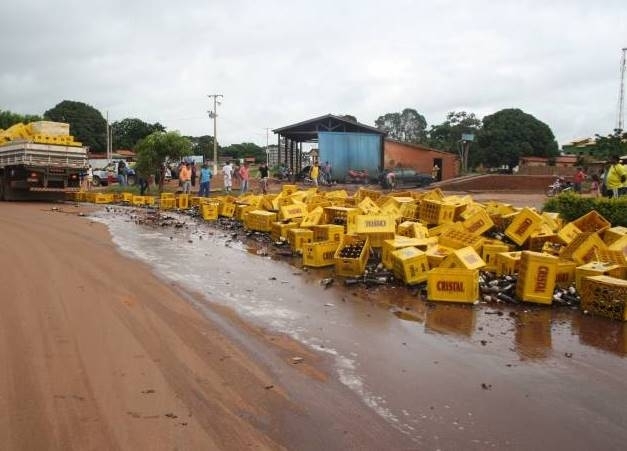 Caminho tomba com dez toneladas de cerveja em Confresa