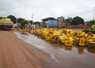 Caminho tomba com dez toneladas de cerveja em Confresa 