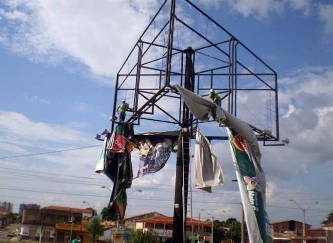 Desde a criao da lei foram retirados 120 frontlights, porm ainda se nota a poluio visual