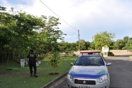 Policiais fazem buscas dentro do Parque Me Bonifcia