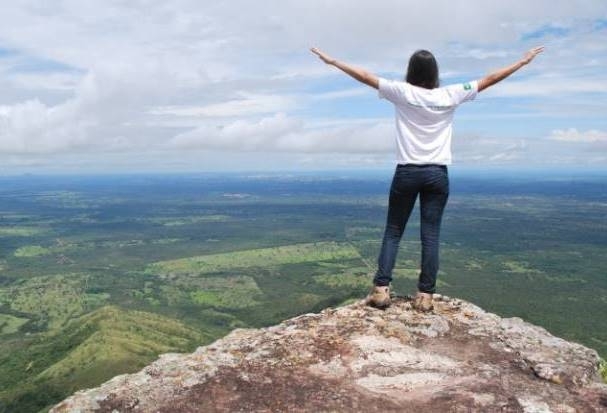 A jovem J.S.B.M., em foto recente, tirada em Chapada dos Guimares