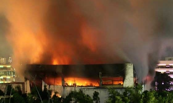 Incndio no prdio da Oi em Salvador teve incio na manh desta tera-feira (21).  noite, o Corpo de Bombeiros ainda n