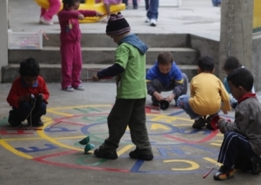 Crianas brincam em creche, na Grande So Paulo