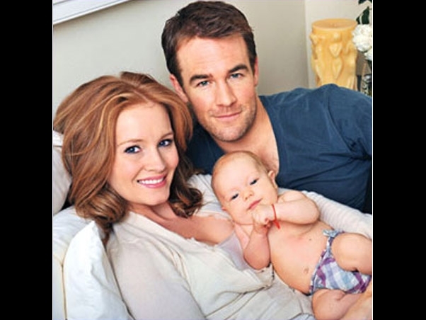 James Van Der Beek posa com a mulher, Kimberly, e a filha, Olivia