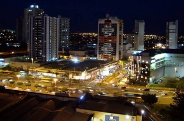 Vista de Cuiab: Avenida Fernando Corra 