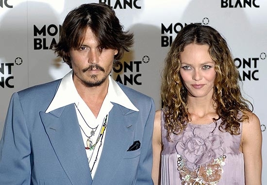 O ator norte-americano Johnny Depp e sua esposa, a cantora francesa Vanessa Paradis