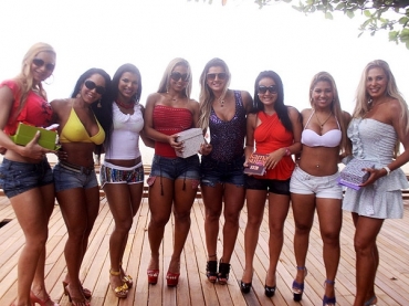 Mirella Santos e Mulheres-frutas trocam presentes na Barra da Tijuca 