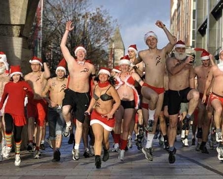 Participantes da Corrida de Caridade do Papai Noel passam pelo centro de Budapeste, capital da Hungria, neste domingo (1