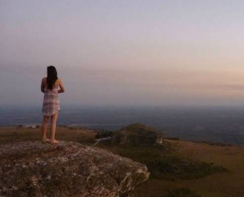 A jovem J.S.B.M., em foto recente, tirada em Chapada dos Guimares