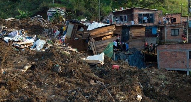 Equipes de resgate procuram por vtimas em deslizamento de terra na Colmbia