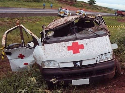 Acidente com ambulncia no interior de So Paulo