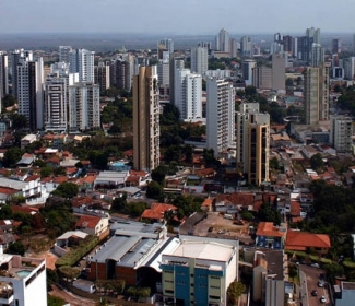 Cuiab, que concentra o maior contingente populacional, num Estado predominantemente urbano