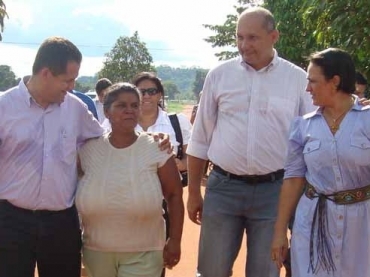 O Prefeito Farid Tenrio, juntamente com o Deputado Federal Valtenir Pereira, entregou 108 casas em Arenpolis