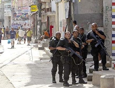 Policiais patrulham o Complexo do Alemo, no Rio, aps ocupao; veja outras imagens