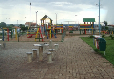 Madeiras doadas foram revertidas em playgrounds em Arenpolis 