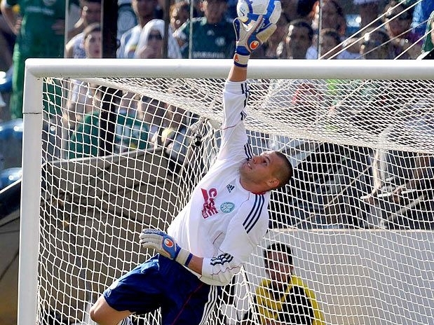 A cada defesa de Deola em Barueri, torcida palmeirense ofendia e vaiava o prprio goleiro