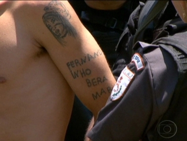 Brao de criminoso preso neste domingo tem tatuagem com nome de traficante