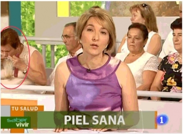 Mulher  flagrada vomitando durante programa ao vivo.