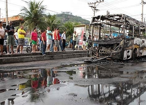 nibus incendiado nesta quarta-feira; Rio tem ataques desde o fim de semana