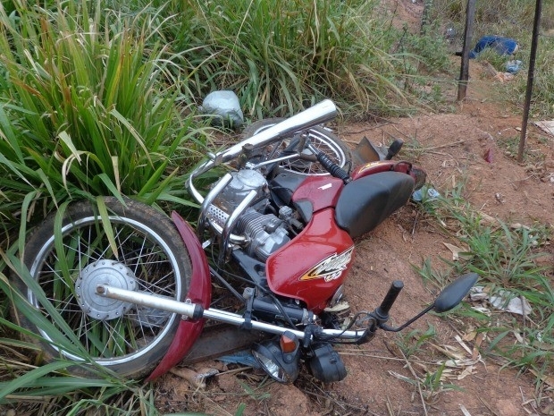 Imagem mostra motocicleta e corpo de vtima de acidente ao fundo. (Foto: 8 CI PM Campo Verde)