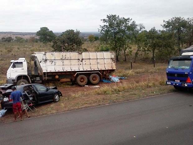 Motorista de caminho caamba atropelou e matou duas crianas que dormiam s margens da rodovia.