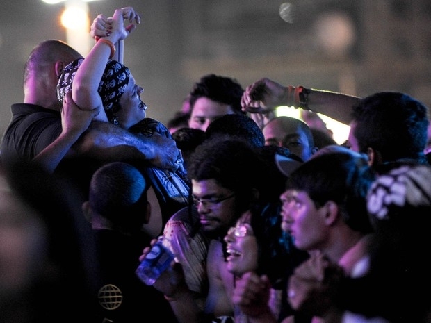 Mulher passa mal perto da grade antes de show de Iron Maiden e  retirada por seguranas