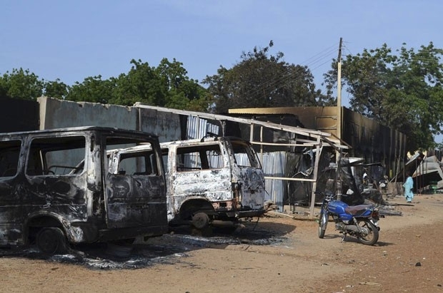 Veculos foram queimados por militantes do Boko Haram aps atacarem a cidade de Benisheik