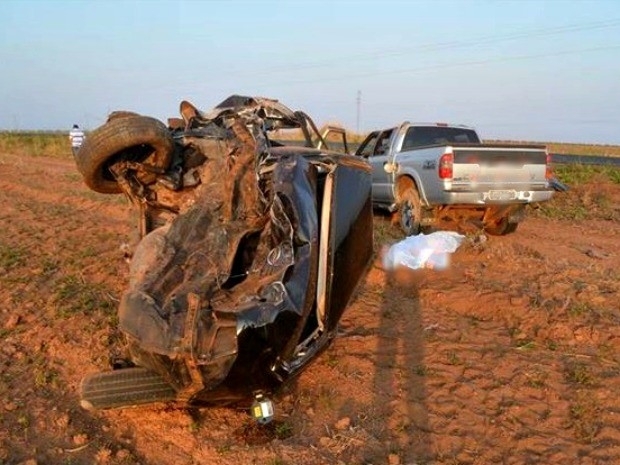 Carro de passeio ficou destrudo aps coliso com caminhonete