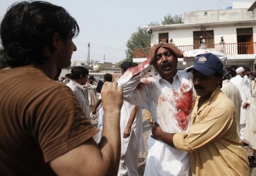 Homem chora aps a morte de seu irmo no local de um atentado suicida em uma igreja em Peshawar, no Paquisto 