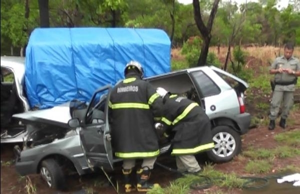 Os bombeiros retirando os corpos das vtimas