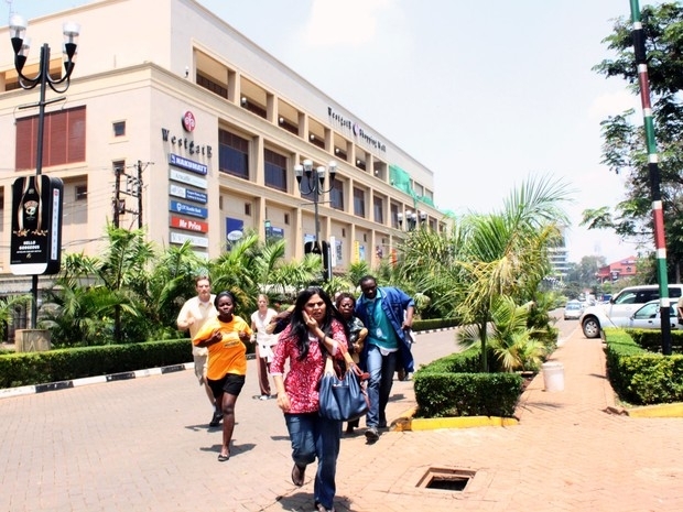 Pessoas fogem do shopping Westgate em Nairbi